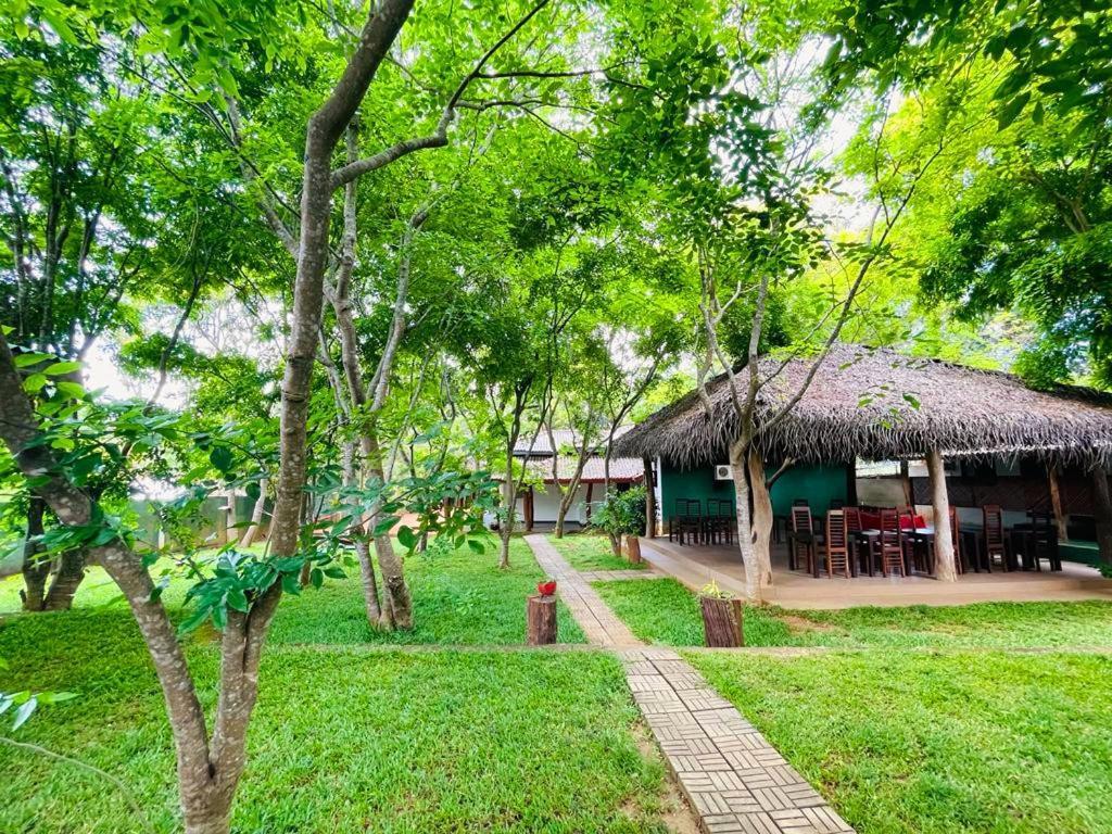 Kingfisher Resort Sigiriya Esterno foto